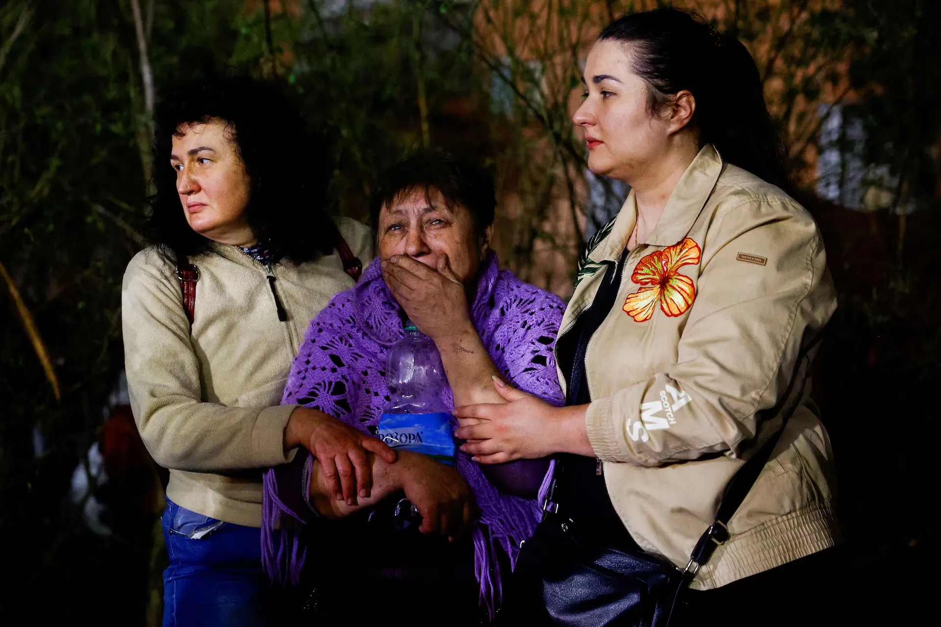 Мешканець реагує на місце ураження житлового будинку російською балістичною ракетою під час нападу Росії на Україну, Київ, Україна, 24 квітня 2025 року.